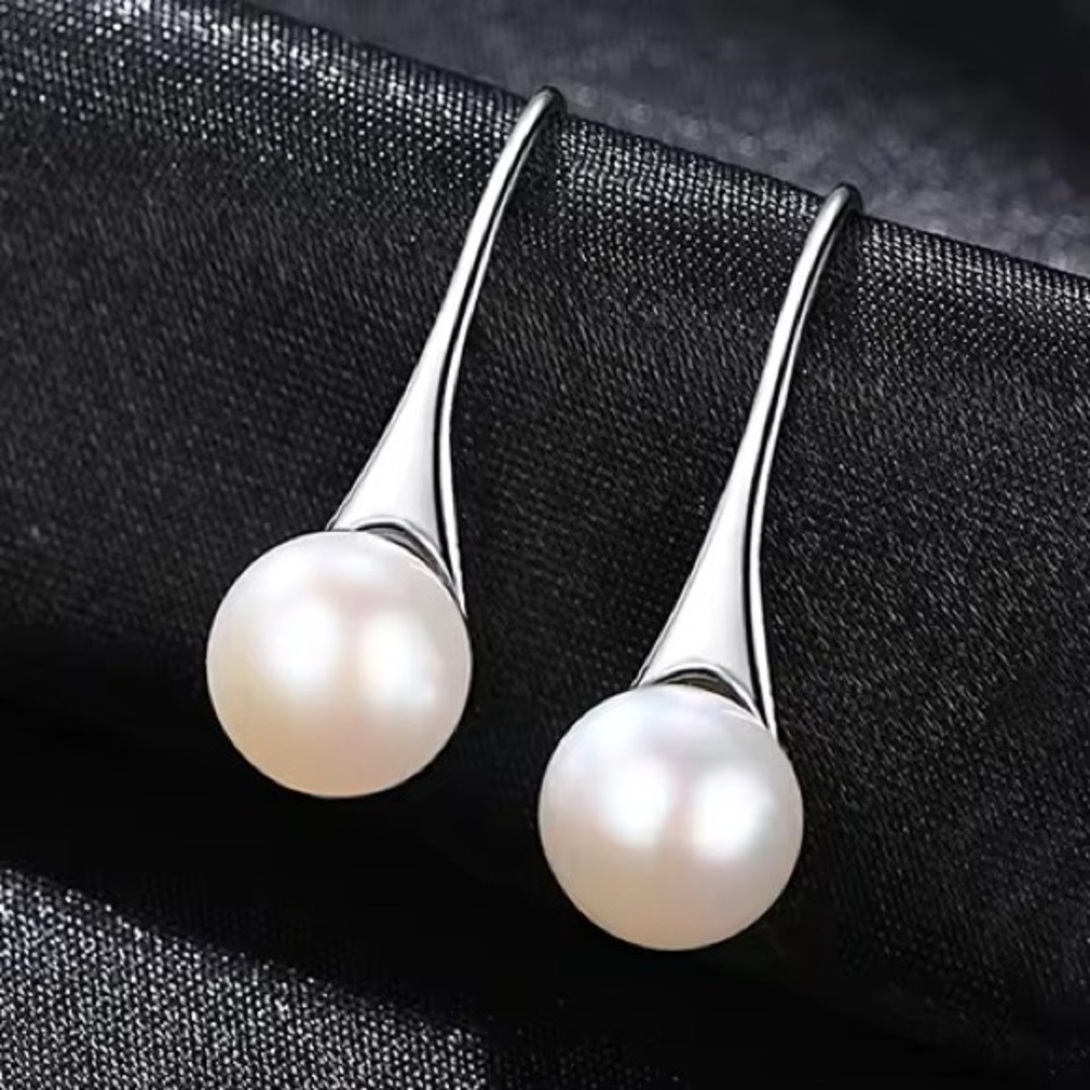 •Dainty S925 Silver Spoon-Shaped Natural Pearl Stud Earrings–Bridal Chandelier